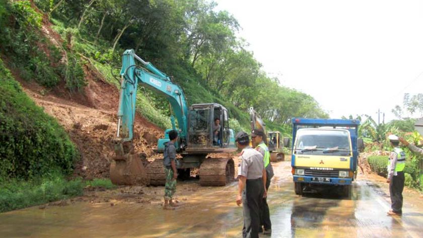 Longsor di Km 105 Jalan Selatan Nasional Cilacap Dibuka