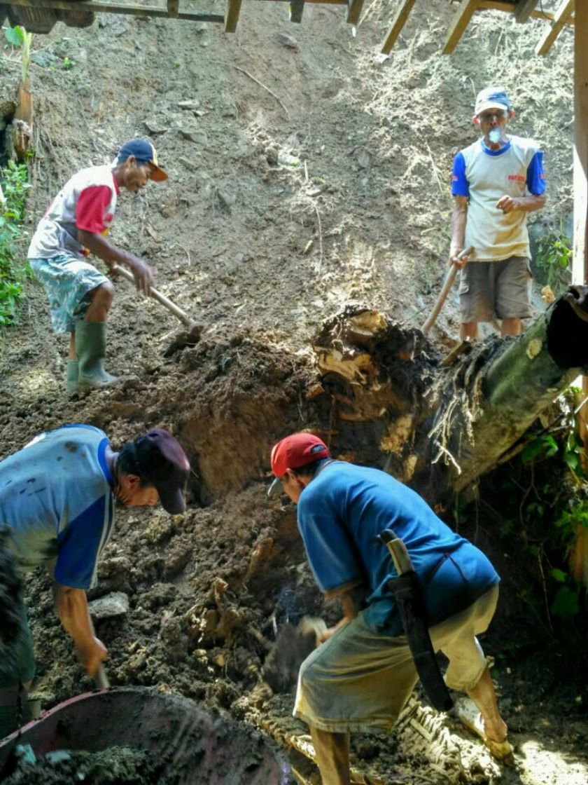 Tebing Longsor Timpa Rumah Warga Lumbir