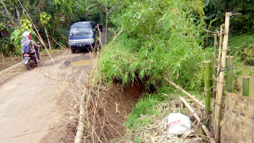 Longsoran Ancam Jalan Poros Desa Sumpiuh