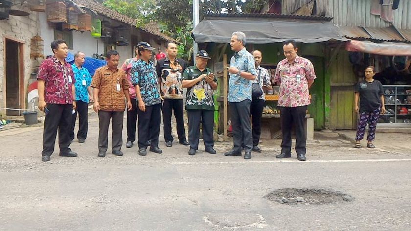 Liat Jalan Banjarnegara Berlubang, Gubernur Jawa Tengah Marah-marah