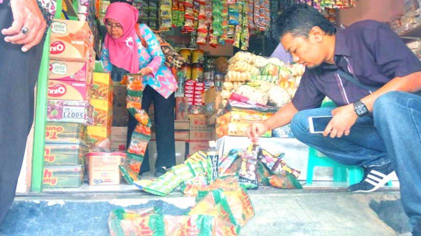 Makanan Ringan Kedaluwarsa Masih Dipajang