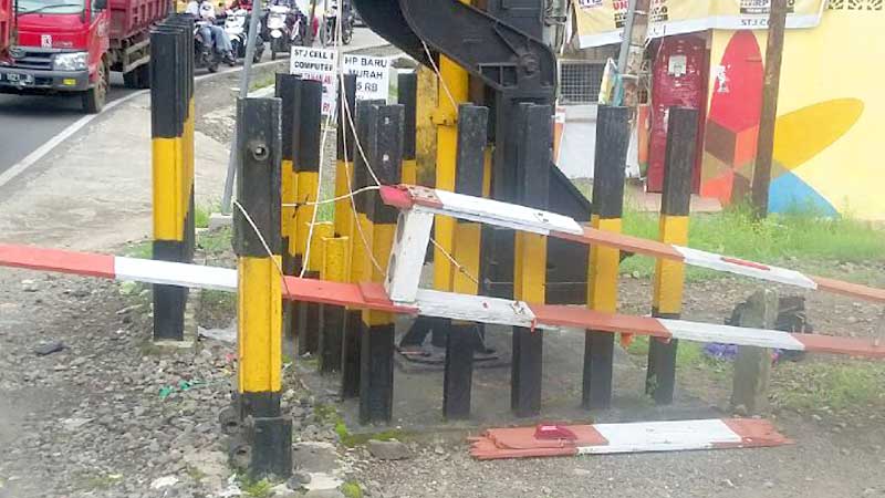 Naik Motor Sambil Melamun, Tabrak Palang Pintu KAI Gandrungmangu Sampai Patah