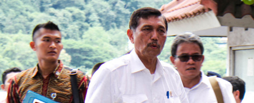 Menteri Koordinator Bidang Politik Hukum dan Keamananan (Menkopolhukam), Luhut Binsar Pandjaitan, di dermaga Wijayakusuma usai mengunjungi  lapas di Nusakambangan (1)