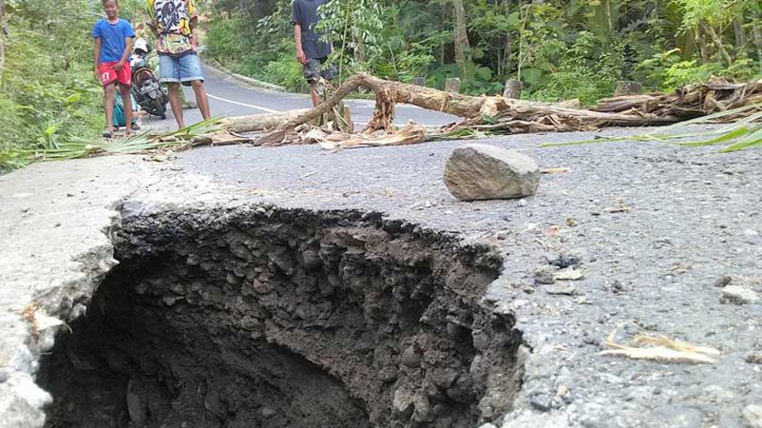 Muncul Lubang di Jalan, Jalur Alternatif Mudik Gumelar Terancam Putus