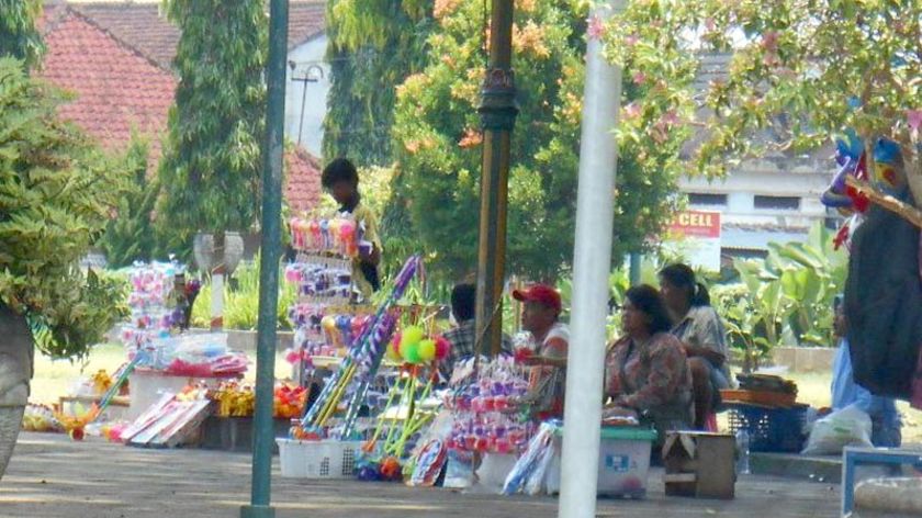 PKL Nekat Jualan di Alun-Alun Pubalingga Bagian Utara yang Seharusnya Steril Pedagang