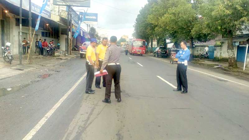 Nyalip, APV Tabrak Penyeberang Jalan di Sokaraja