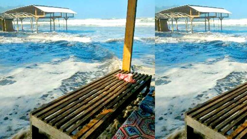 Ombak Lima Meter Gulung Puluhan Warung di Pantai Cemara Sewu