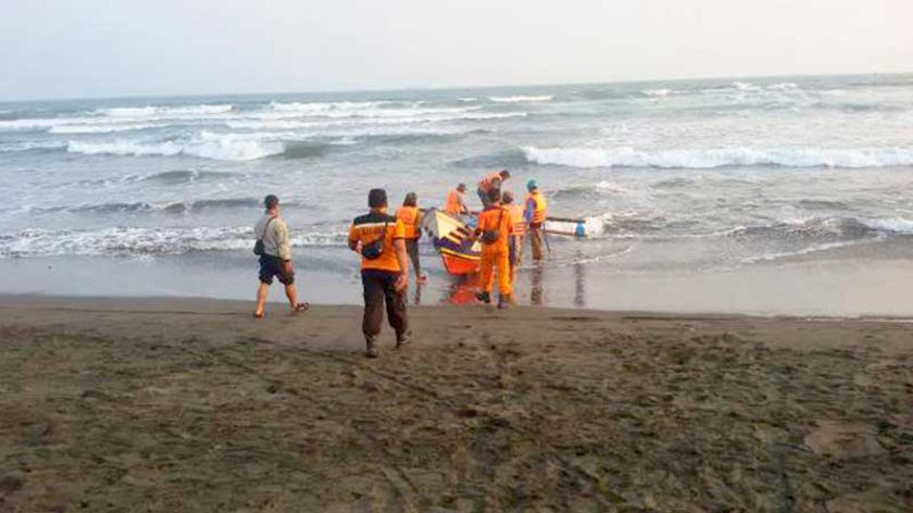 Ombak Pantai Selatan Masih Tinggi