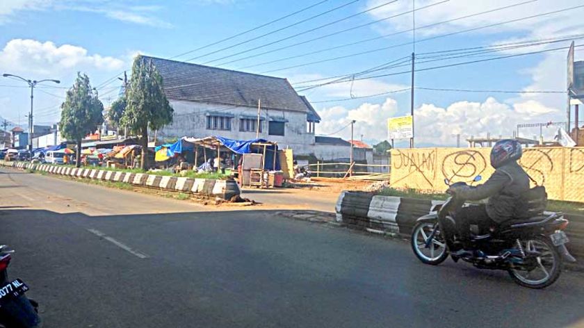 Pembangunan Pasar Bobotsari: PKL Tetap Berjualan, Enggan Tempati Shelter