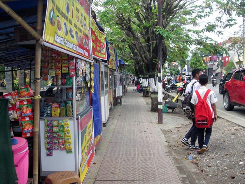 Tak Berizin, PKL Ngotot Jualan di Depan Taman Kota Majenang