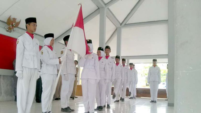 Tak Kuasa Menahan Haru Saat Cium Bendera, Paskibra Kecamatan Ajibarang Dikukuhkan