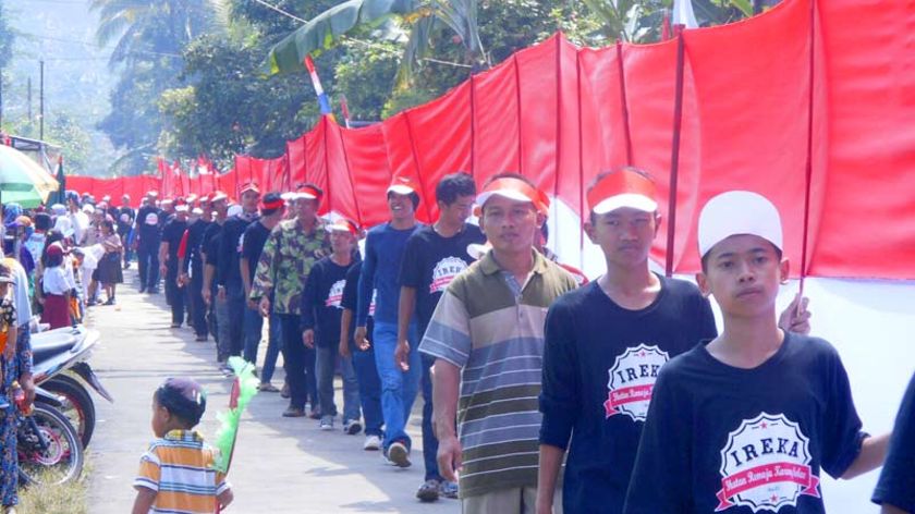 Warga Sambirata Cilongok Buat Bendera Merah Putih 220 Meter