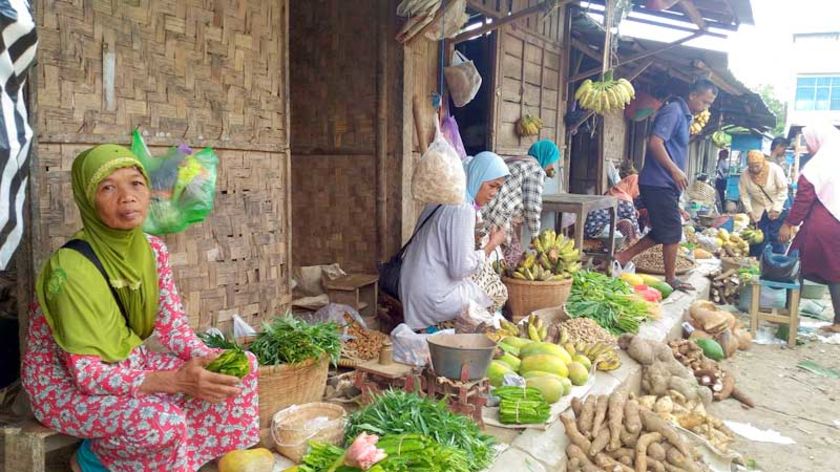 Pedagang Kaki Lima Disekitar Saluran Irigasi Pasar Pagi Gombong Tak Mau Pindah