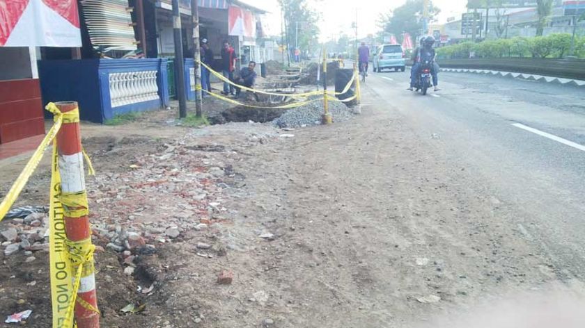 Pekerjaan Drainase Jalan Gerilya Dihentikan