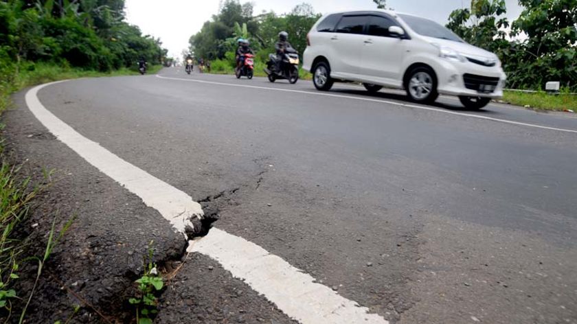 Pekan ini, Retakan di Jalan Gunung Tugel Banyumas Diperbaiki