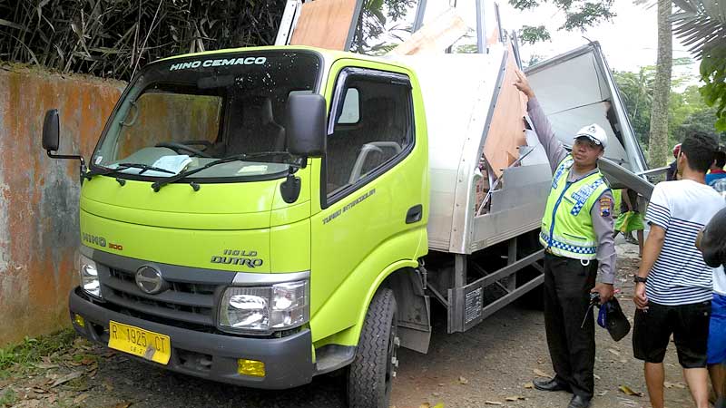 Pengendara Motor Tewas Tertimpa Puing Box Truk