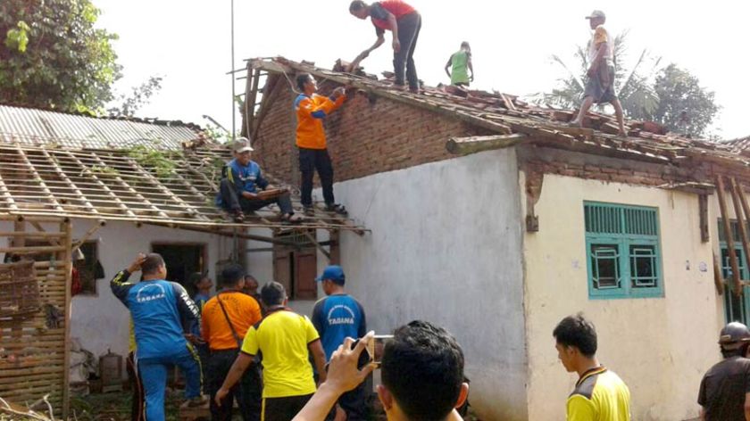 Korban Angin Kencang Pekuncen Mengungsi