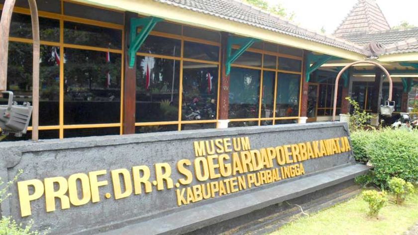 Belajar Sejarah di Museum Prof Dr R Soegarda Poerbakawatja Purbalingga