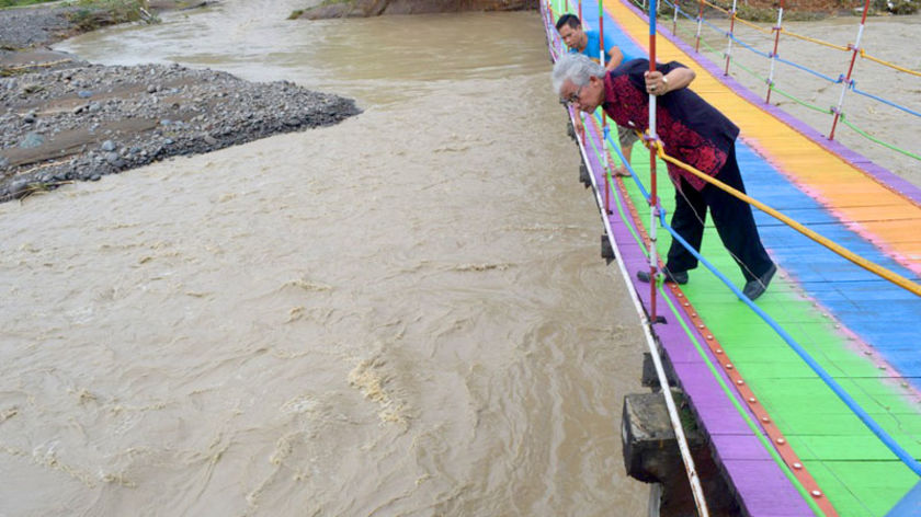 Penyangga Jembatan Pelangi di Purbalingga Lepas Diterjang Banjir