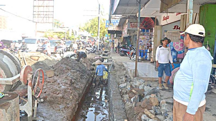 Pengerjaan Perbaikan Drainase Kroya Dianggap Merugikan