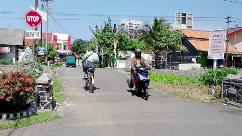 Perlintasan KA Sidanegara Cilacap Tengah Bahayakan Anak-anak