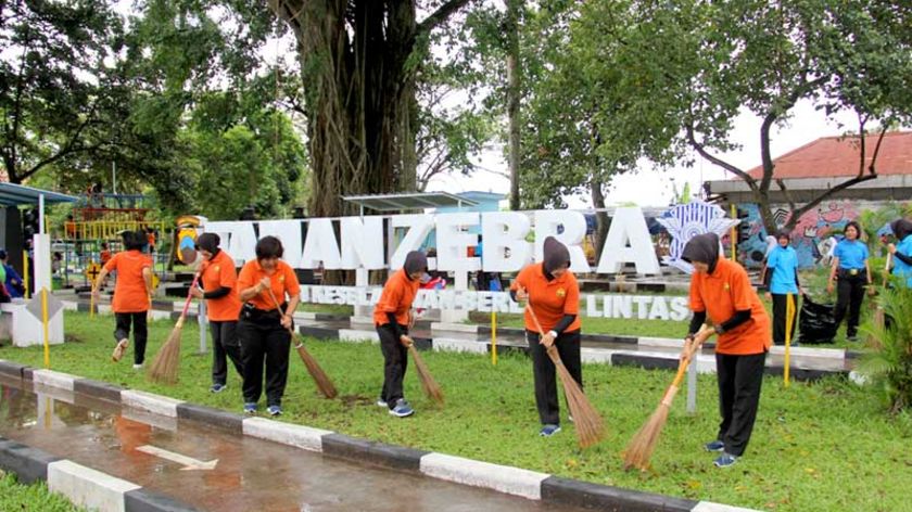 Polwan Polres Cilacap Bersihkan Fasilitas Umum