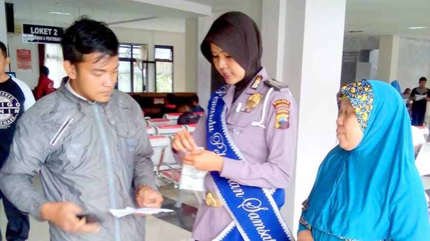 Bayar Pajak di Samsat Purbalingga Dipandu  Polwan Cantik