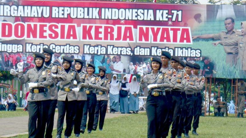 Meriahkan HUT RI Ke 71, Puluhan Polwan Cantik Suguhkan Tarian Maumere dan Tarian Lalu Lintas di Alun-Alun Purb