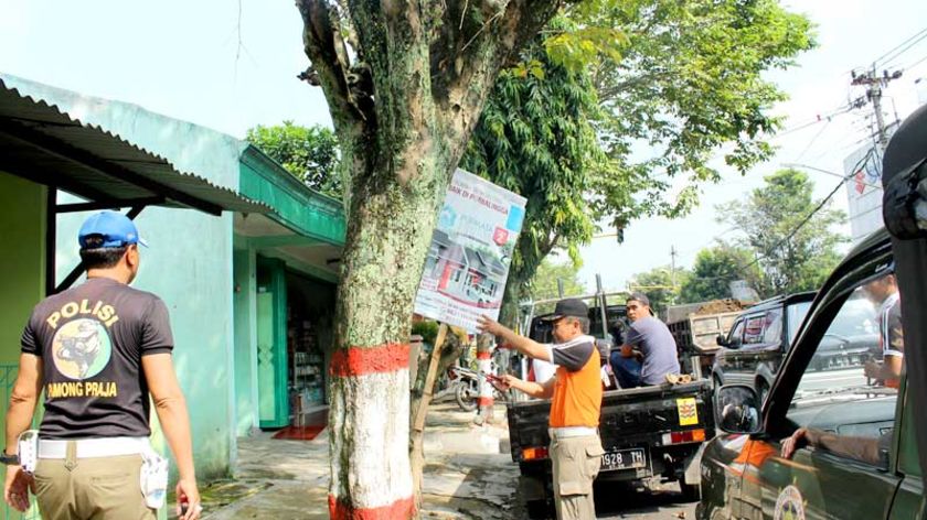 Melanggar Aturan, Puluhan Reklame Dicopot Satpol PP Purbalingga