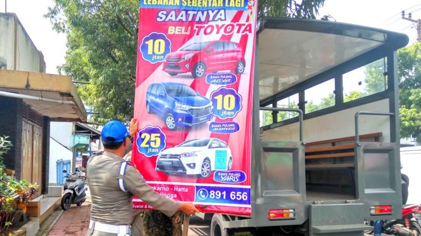 Puluhan Reklame Diturunkan Satpol PP Purbalingga