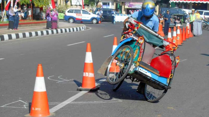 Puluhan Tukang Becak Adu Ketangkasan di Depan Pendopo Dipokusumo Purbalingga