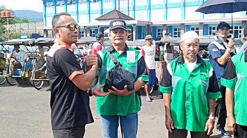Puluhan Tukang Becak di Banjarnegara Terima Sembako