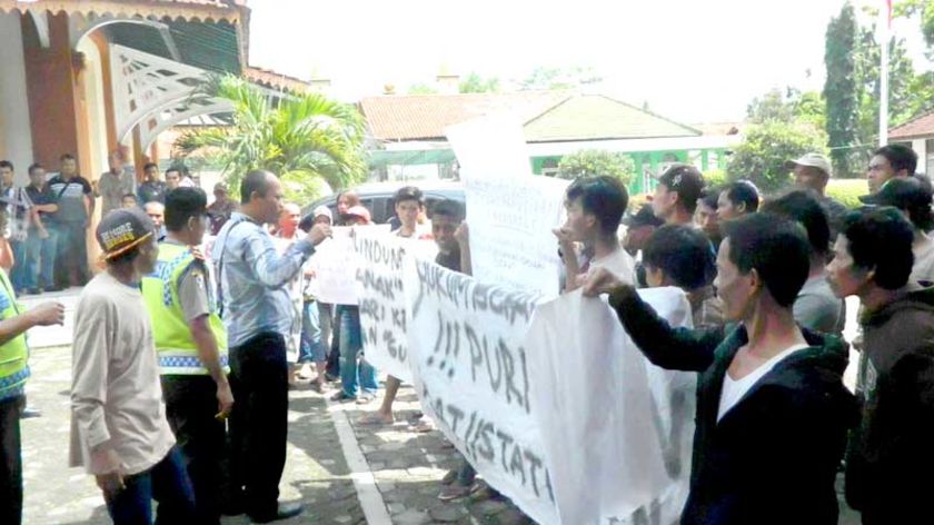 Sidang Dugaan Kekerasan Oknum Guru, Puluhan Warga Panusupan Datangi PN Purbalingga