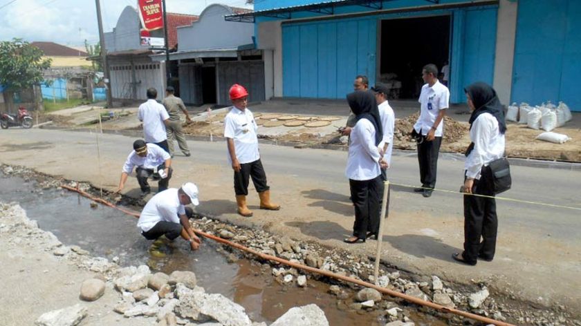 Air PDAM Purbalingga Macet, Istri Bupati Harus Nampung Air