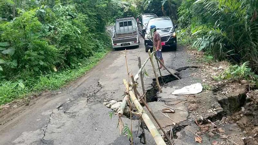 Jalan Desa Panusupan Patah, Akses ke Lokasi Wisata Terhambat