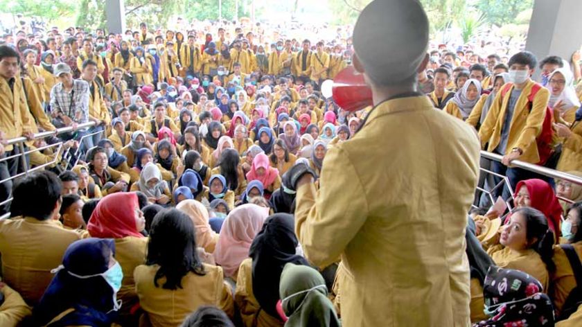 Ratusan Mahasiswa Duduki Gedung Rektorat Unsoed