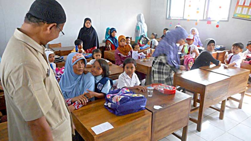 Hari Pertama Sekolah: Rebutan Kursi Beralih Tempel Kertas