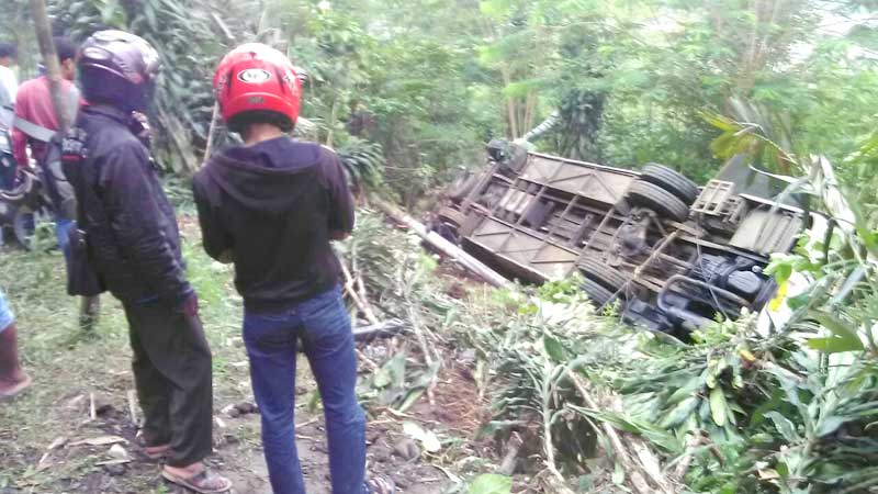 Rem Blong, Bus Pariwisata Masuk Jurang, Puluhan Orang Luka-Luka