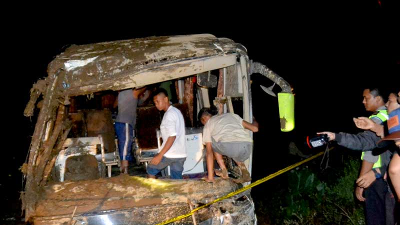 Rem Blong, Bus Terjun Jurang, 8 Orang Meninggal Dunia