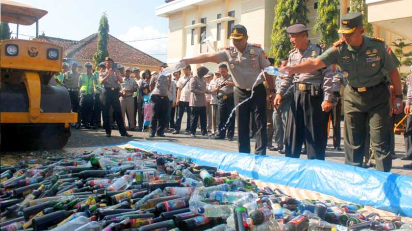 Ribuan Botol Minuman Keras Dimusnahkan Polres Banjarnegara