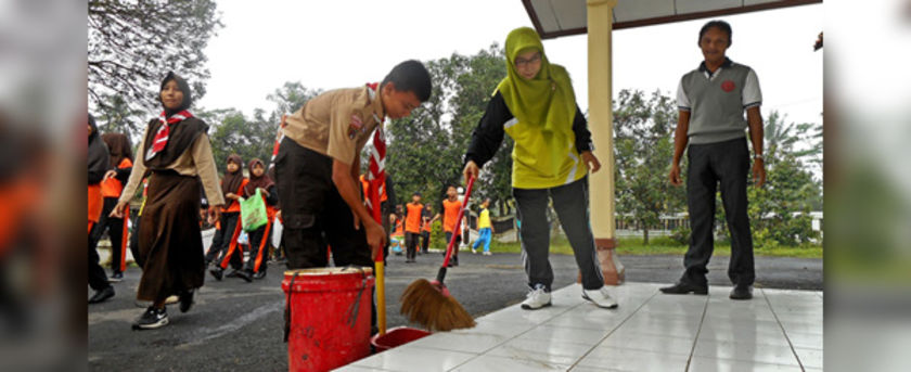 SMPN 1 Pekuncen Gelar Jalan Sehat dan Bersih-Bersih