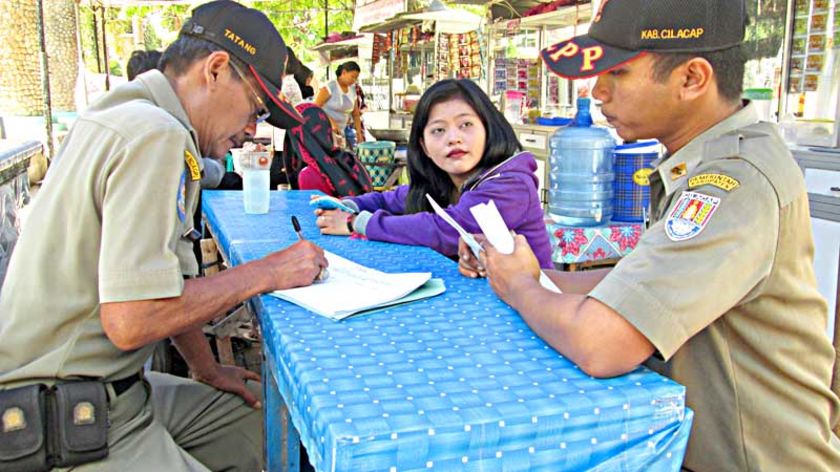 Satpol PP Ancam Bongkar Paksa PKL Taman Kota Majenang