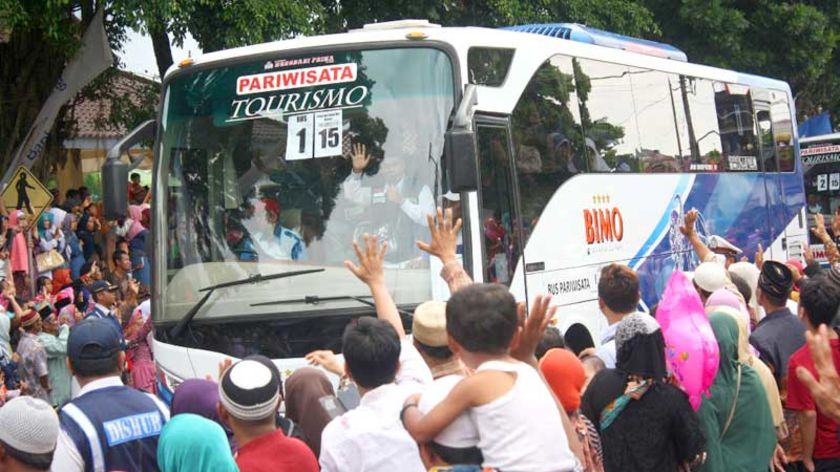 353 Calon Haji Banjarnegara Diberangkatkan, Satu Diantar Ambulans