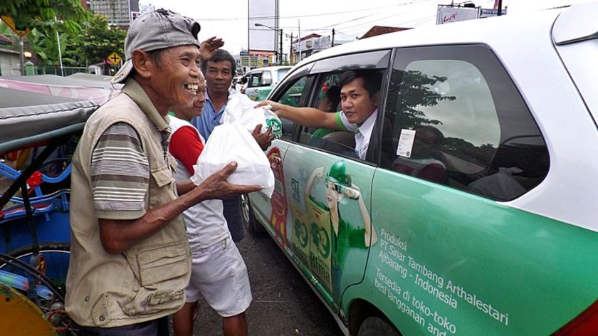 Semen Bima Bagikan Nasi Kotak Kepada Tukang Becak & Kaum Dhuafa di Wilayah Purwokerto