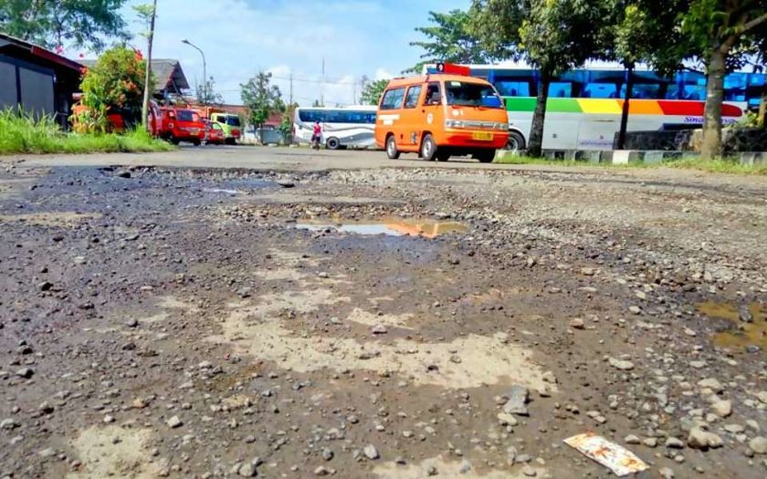 Sopir Keluhkan Kerusakan Landasan Terminal