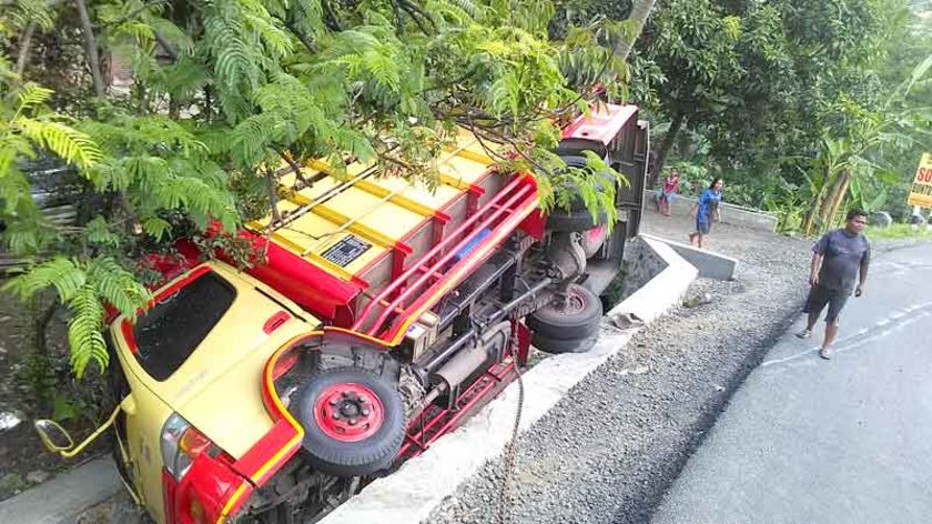 Sopir Mengantuk, Truk Tabrak Motor di Jalur Lumbir-Wangon