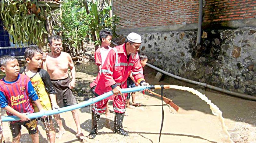 Tanggul Sungai Jebol, Rumah Warga Terendam