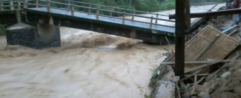 Banjir Bandang, Jembatan Cibalung Ambruk