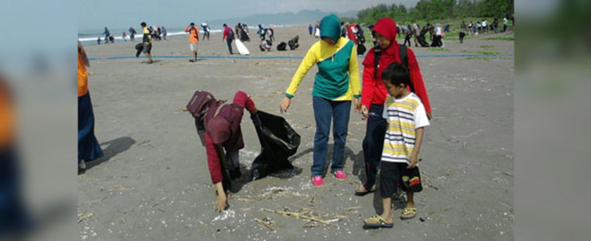 Ratusan Relawan Bersihkan Pantai Bopong