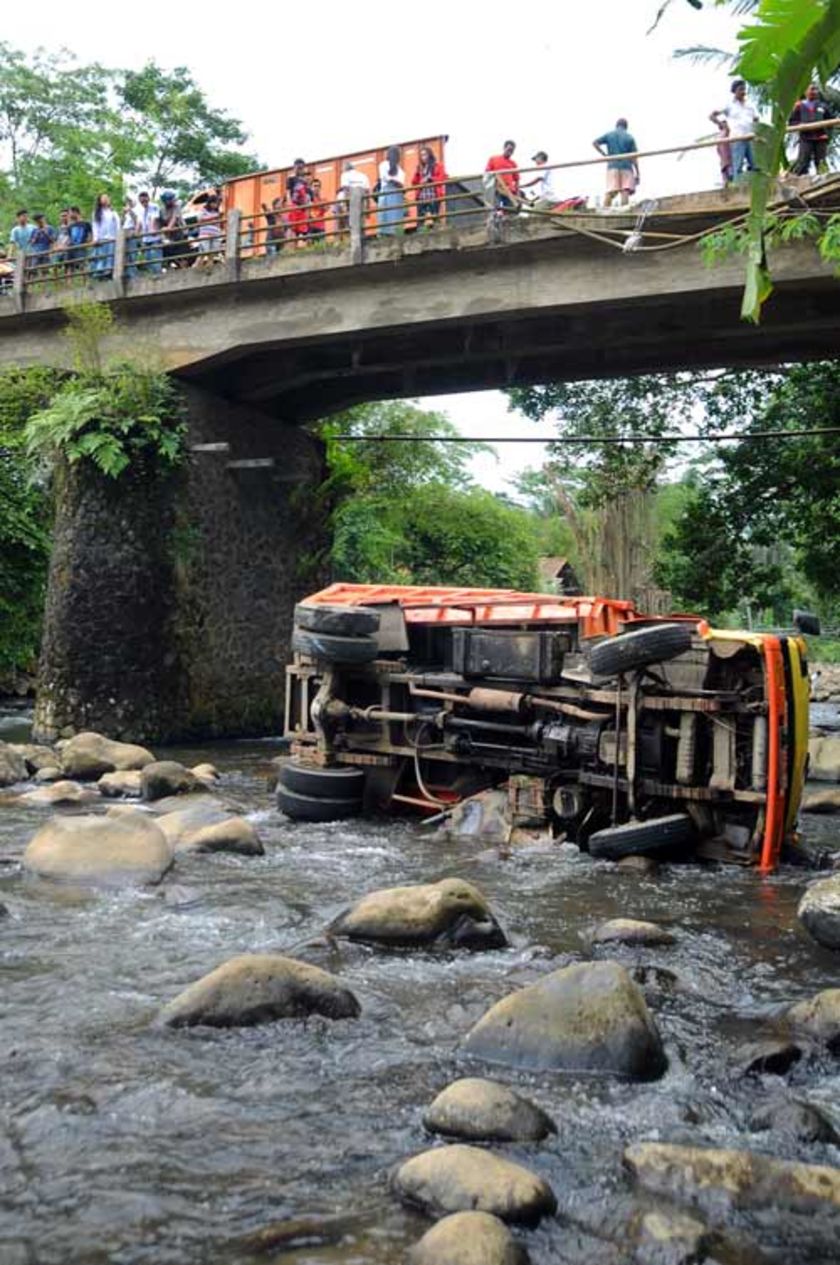 tak-kuat-menanjak-truk-pasir-mundur-dan-terjun-kesungai-banjarandesa-beji-kedungbantengserta-sempat-hantam-mobil-operasional-telkom-yang-berada-dibelakangnya-4-10-1